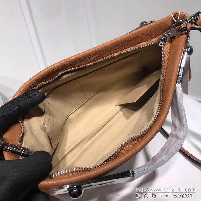 LOEWE羅意威 專櫃同步 Missy Small Bag 秋冬新款手拿包 簡單特別 可手提單肩斜挎 小號3038 大號3037  jdl1163